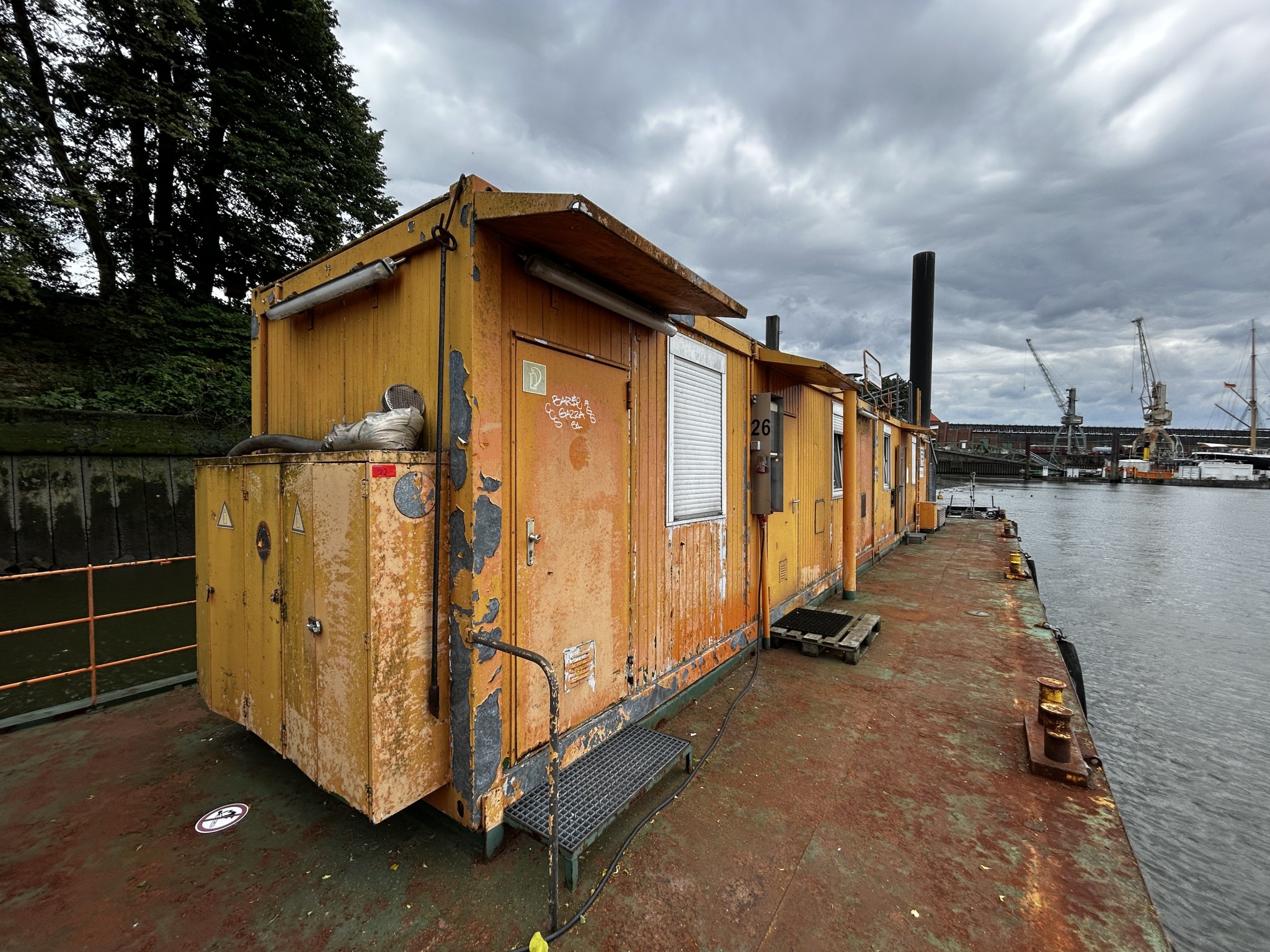 Ponton mit Aufbau “Soziallieger”